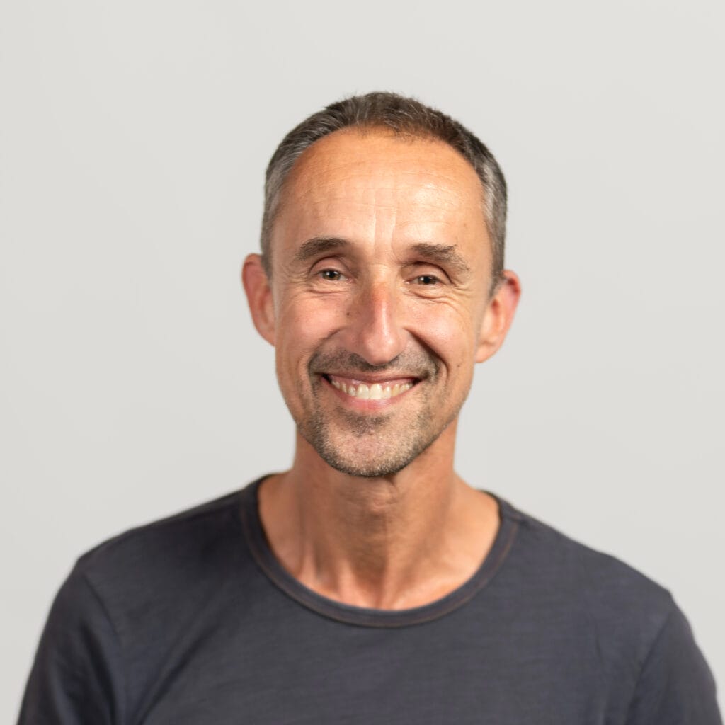 Mann lächelt freundlich in die Kamera