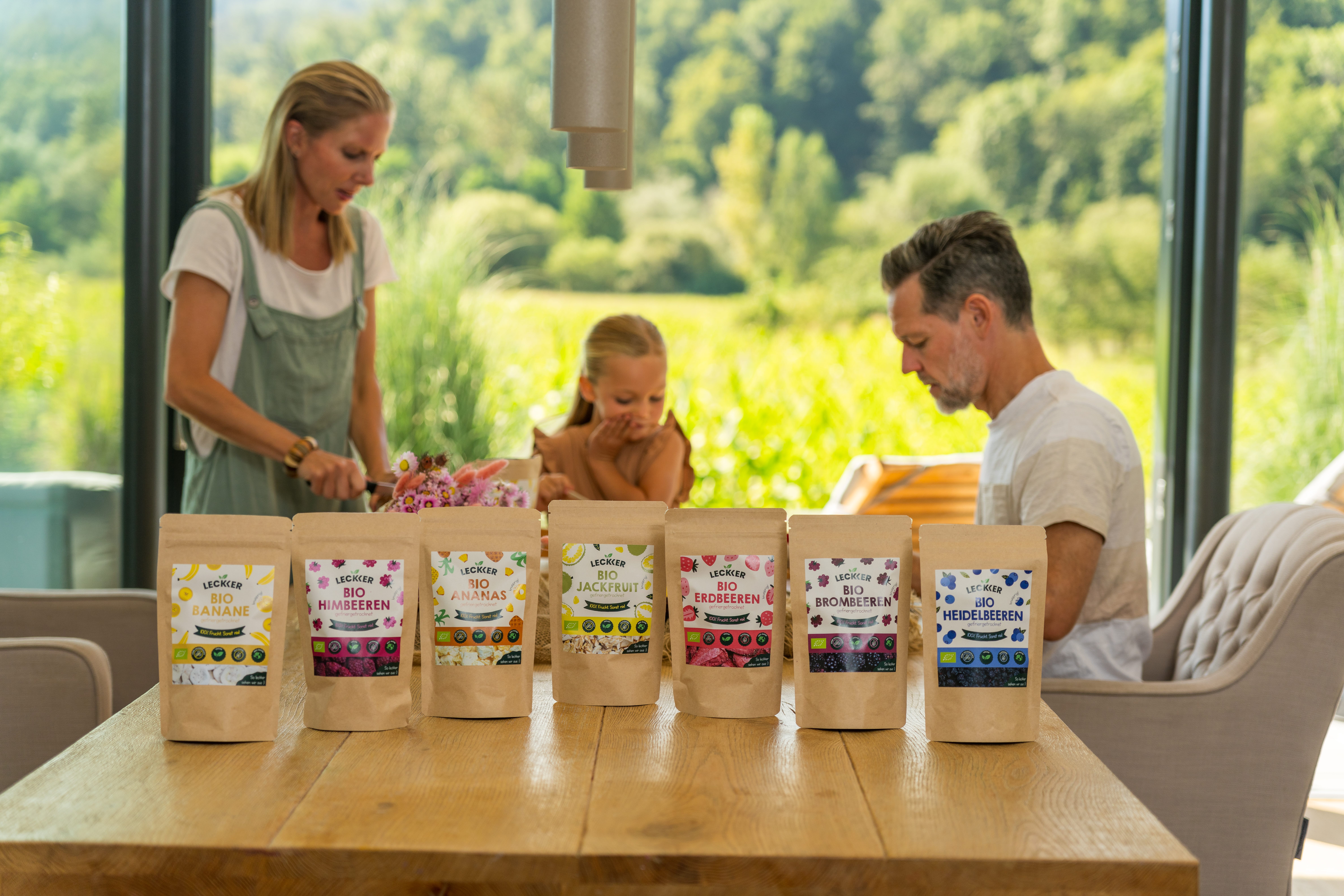 Gefriergetrocknete Früchte stehen auf dem Tisch einer Familie