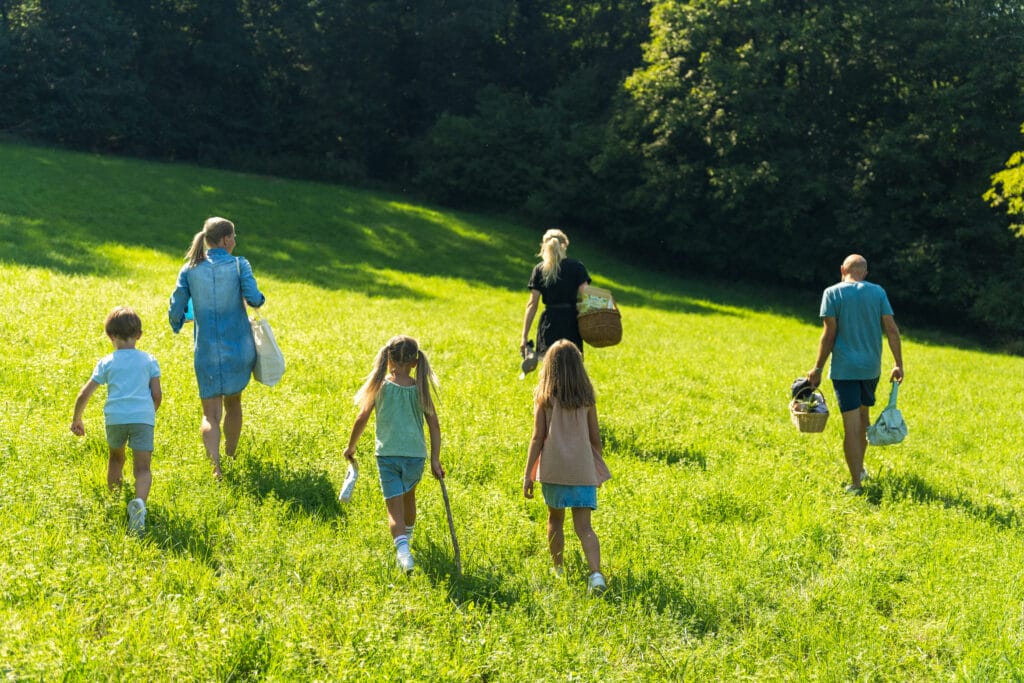 Familie geht picknicken mit gefriergetrockneten Früchten