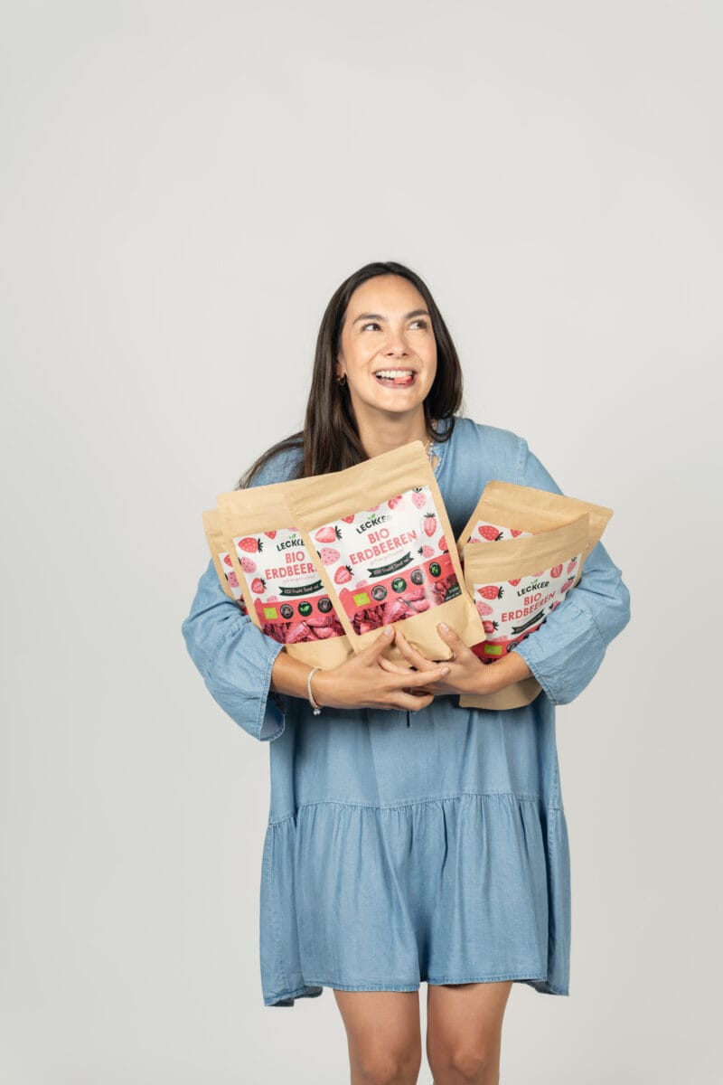 Frau mit gefriergertrockneten Erdbeeren