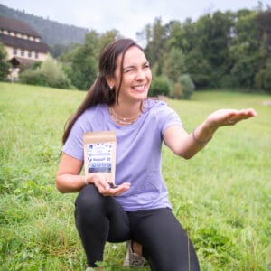 Frau mit gefriergetrockneten Heidelbeeren