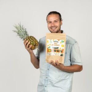Ein Mann mit gefriergetrockneter Ananas