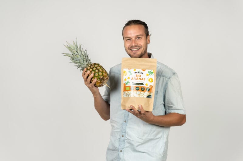 Ein Mann mit gefriergetrockneter Ananas