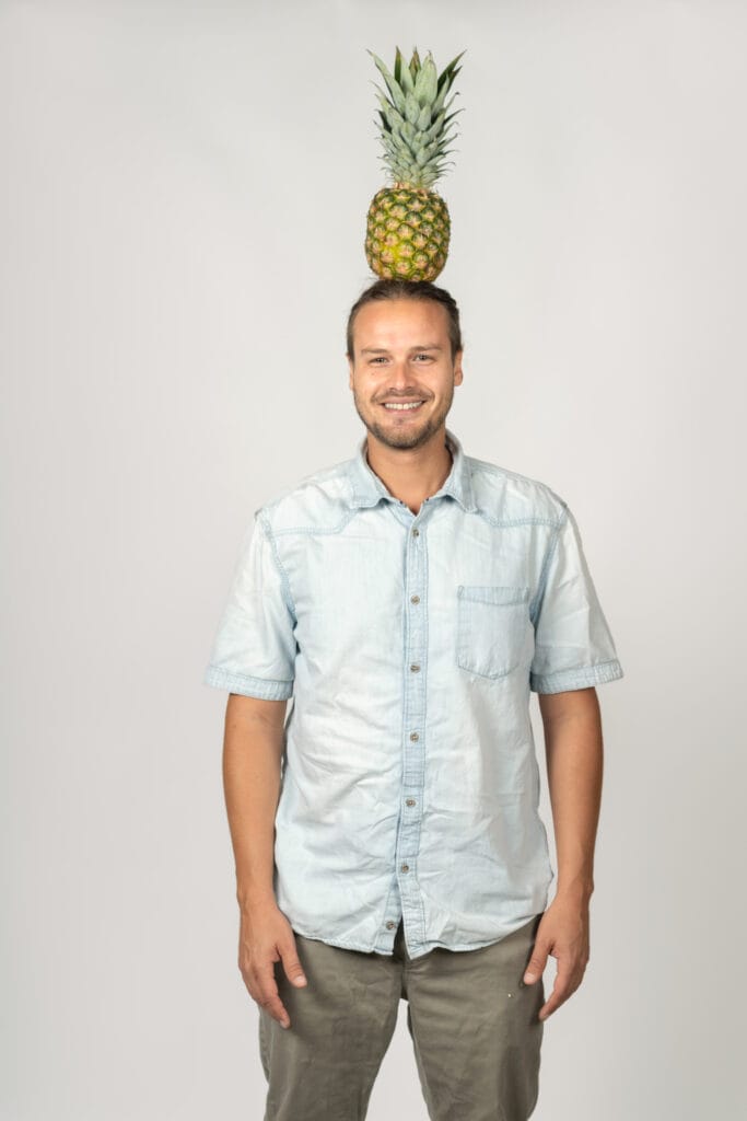 Kind sitzt in der Küche mit gefriergetrockneten Himbeeren