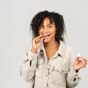 Frau isst gefriergetrocknete Erdbeere