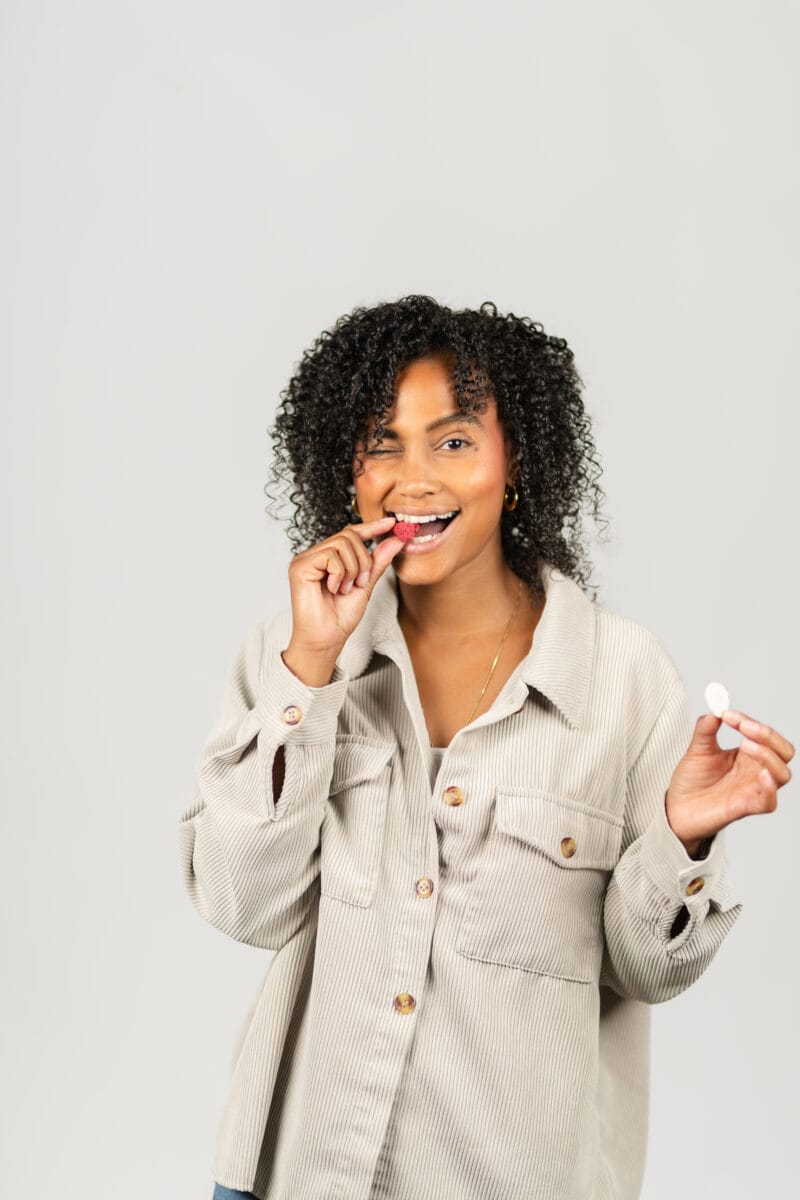 Frau isst gefriergetrocknete Erdbeere