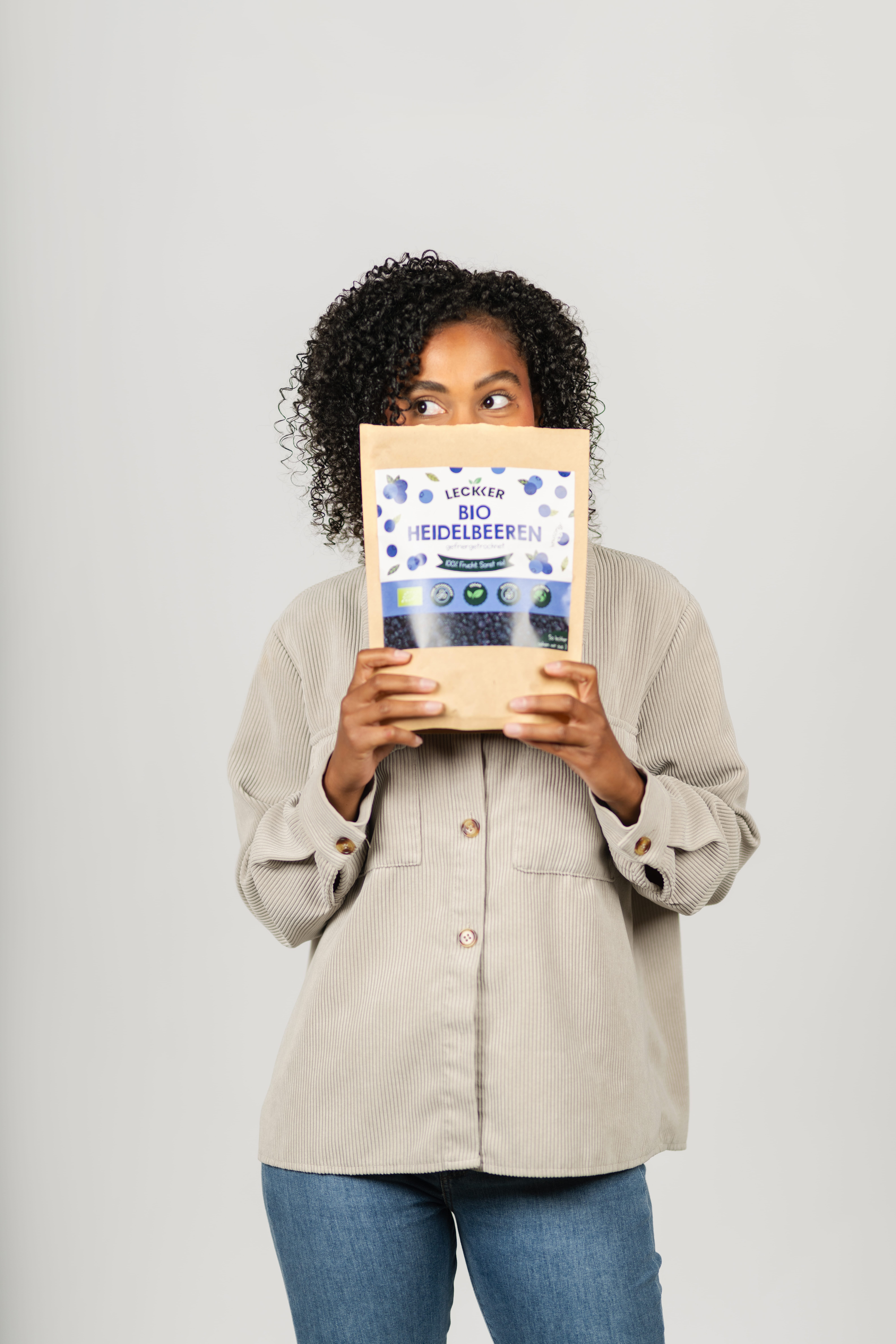 Frau mit gefriergetrockneten Himbeeren Bruch