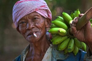 Mann mit grünen Bananen