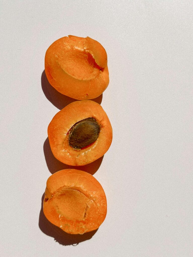 Kind sitzt in der Küche mit gefriergetrockneten Himbeeren