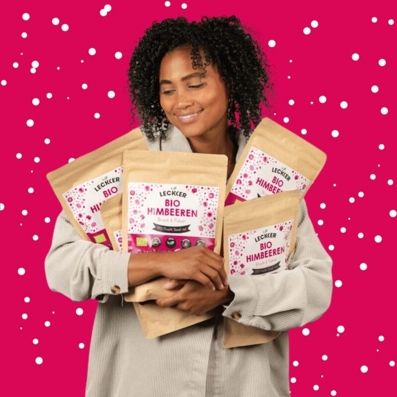 Eine Frau hält gefriergetrocknete Himbeeren von leckker in den Armen