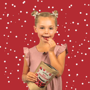 Ein Kind nascht gefriergetrocknete Erdbeeren von leckker