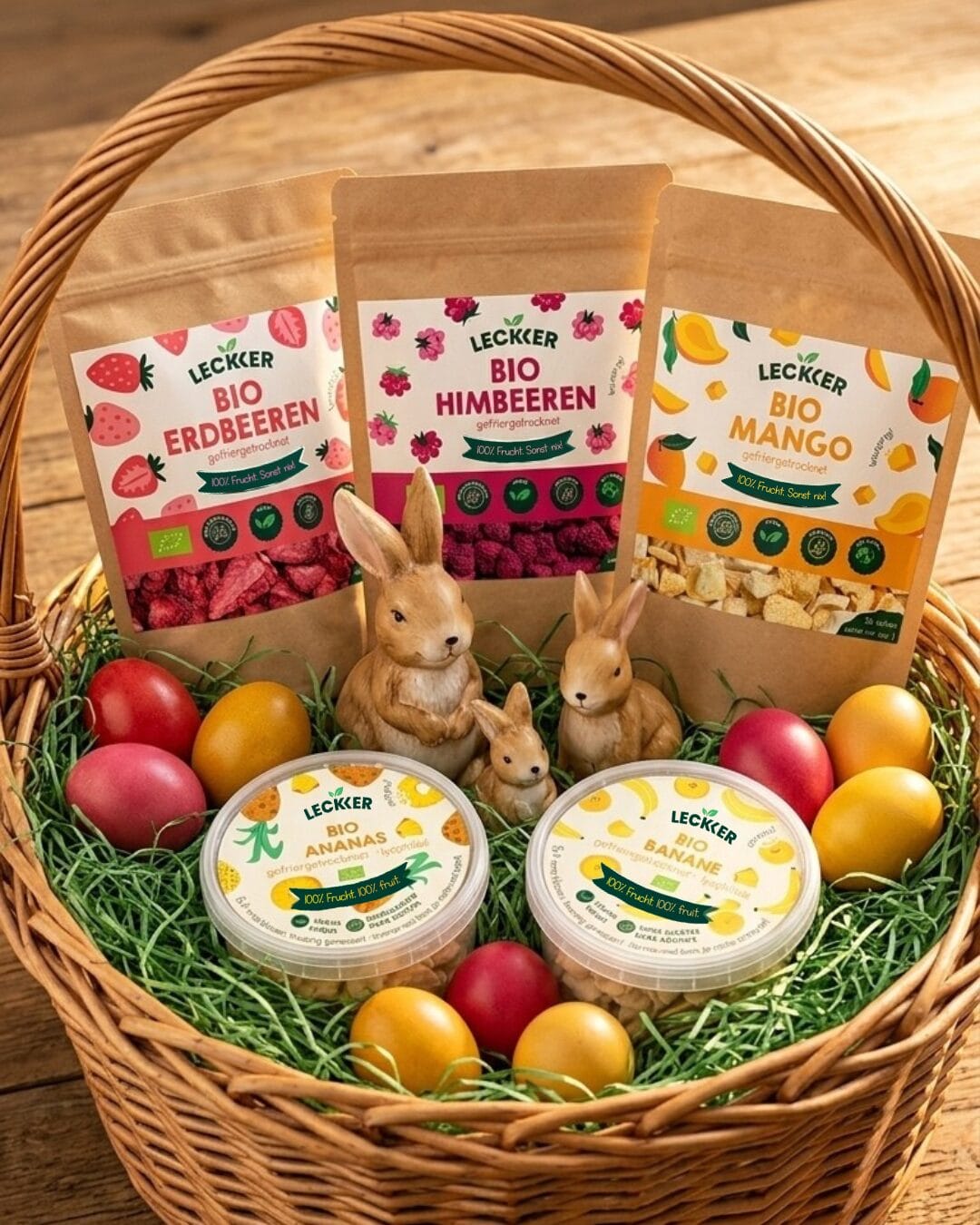 Mädchen mit gefriergetrockneter Ananas im Mund