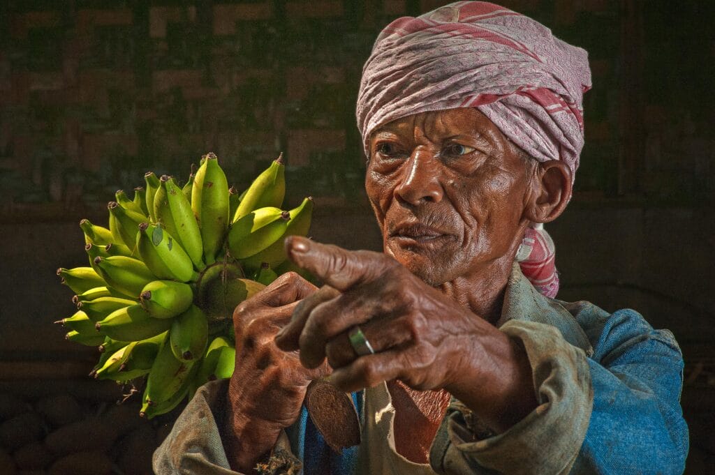 Alter Mann mit Bananen