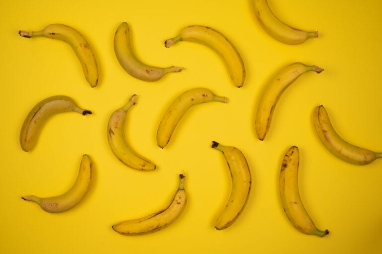 Gelbe Bananen auf gelbem Hintergrund