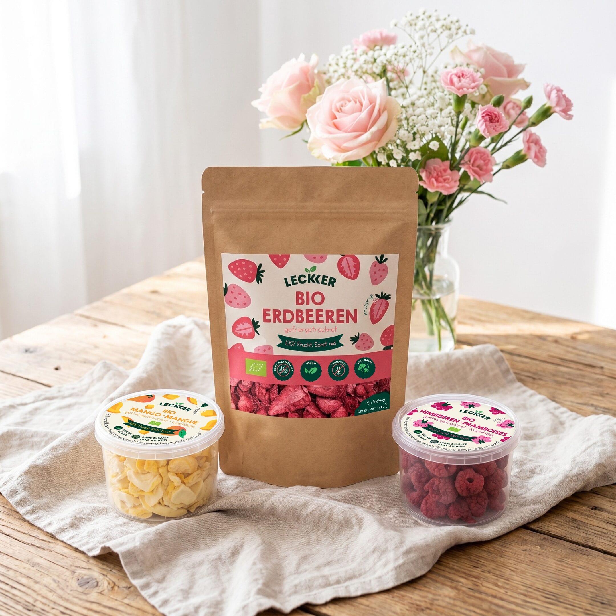 Mädchen mit gefriergetrockneter Ananas im Mund