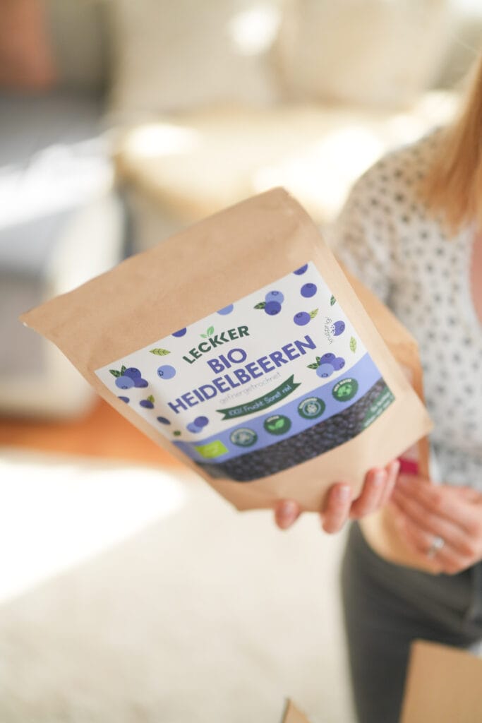 Heidelbeeren in zwei offenen Händen