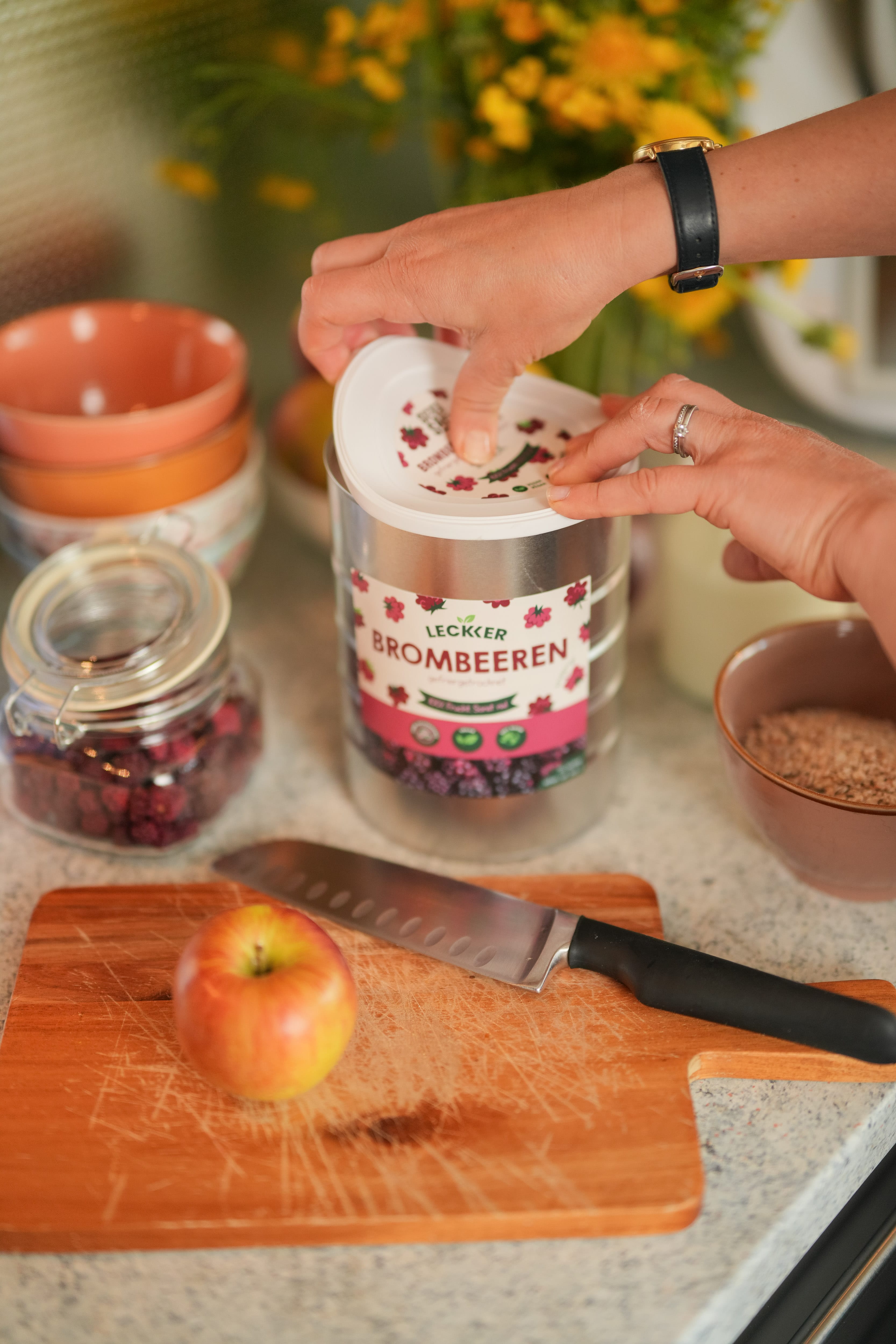 Brombeeren in einer Hand im Wald
