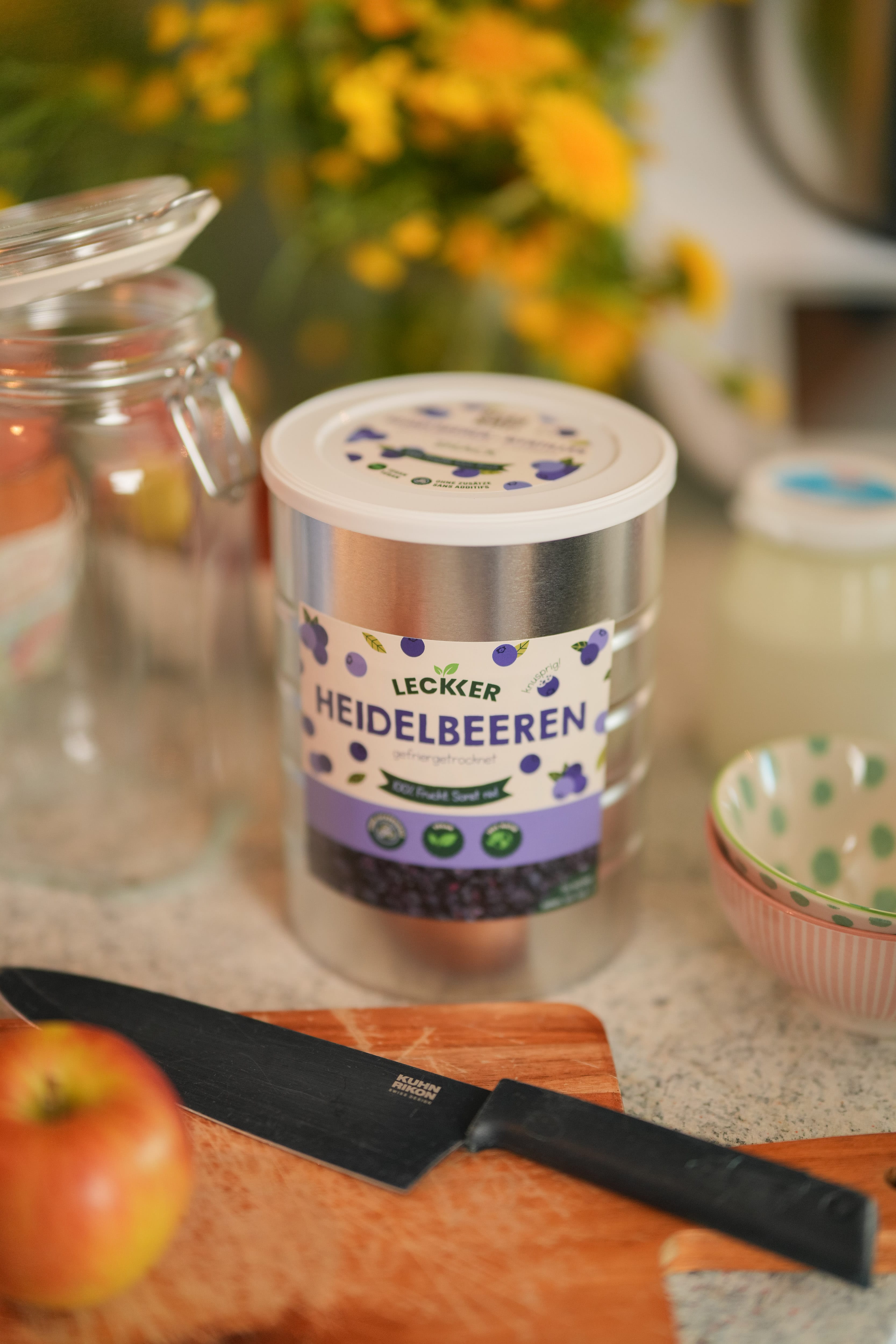 Frau mit gefriergetrockneter Heidelbeeren Packung