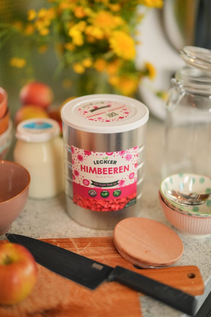 Frau mit gefriergetrockneten Himbeer Bruch Packungen